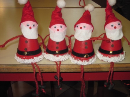 26. Vasetti di terracotta... trasformati in simpatici Babbi Natale